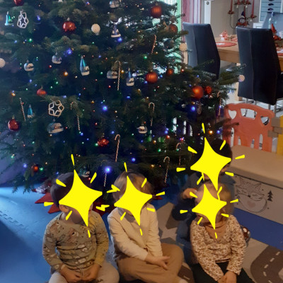 Baum ist geschmückt