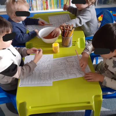 Malen und Weihnachtsgeschichte hören